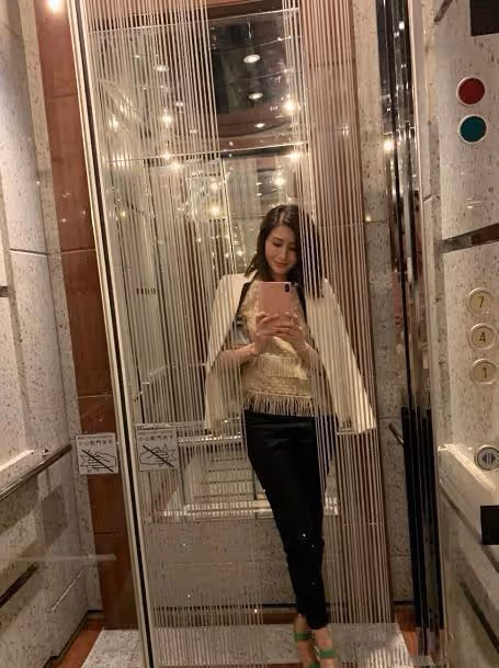 50歲李嘉欣老了也驚艷！久違電梯照又瘦一點，鎖骨和大長腿超吸睛