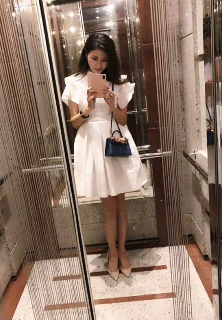 50歲李嘉欣老了也驚艷！久違電梯照又瘦一點，鎖骨和大長腿超吸睛