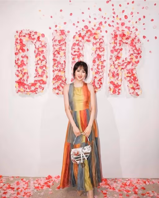 任正非女兒姚安娜出席活動,陳凱歌長子陪同,刺繡馬鞍包是大亮點