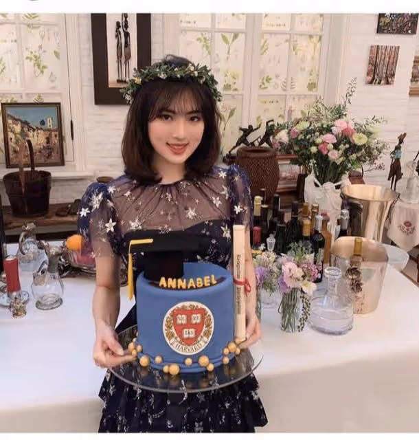 任正非女兒姚安娜出席活動，陳凱歌長子陪同，刺繡馬鞍包是大亮點