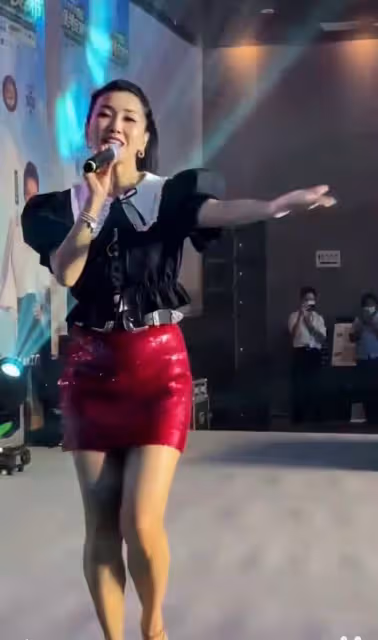 46歲王蓉著裝風格依舊如初,發福身材駕馭不了裹身裙,顯艷俗感