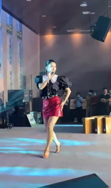 46歲王蓉著裝風格依舊如初,發福身材駕馭不了裹身裙,顯艷俗感