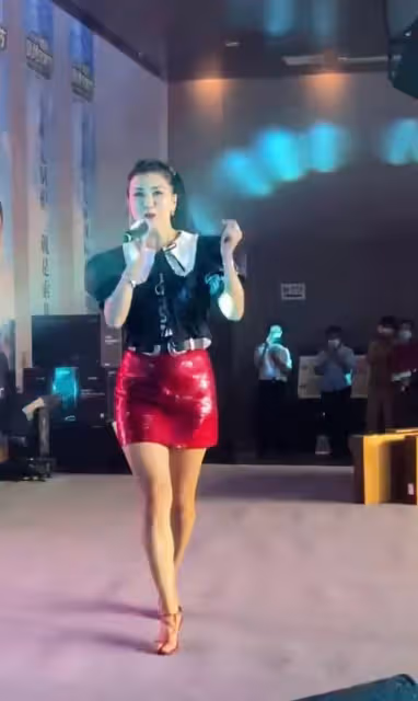 46歲王蓉著裝風格依舊如初,發福身材駕馭不了裹身裙,顯艷俗感
