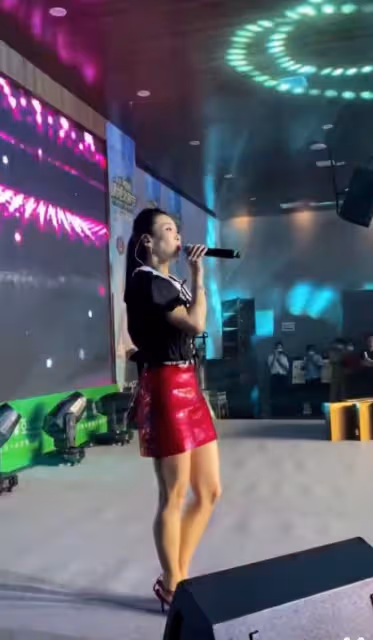 46歲王蓉著裝風格依舊如初,發福身材駕馭不了裹身裙,顯艷俗感