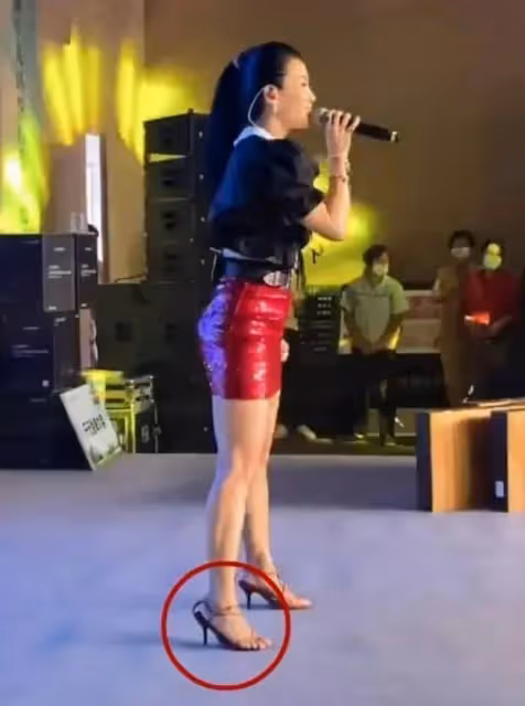 46歲王蓉著裝風格依舊如初,發福身材駕馭不了裹身裙,顯艷俗感