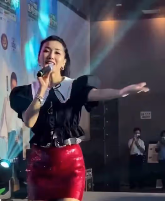 46歲王蓉著裝風格依舊如初,發福身材駕馭不了裹身裙,顯艷俗感