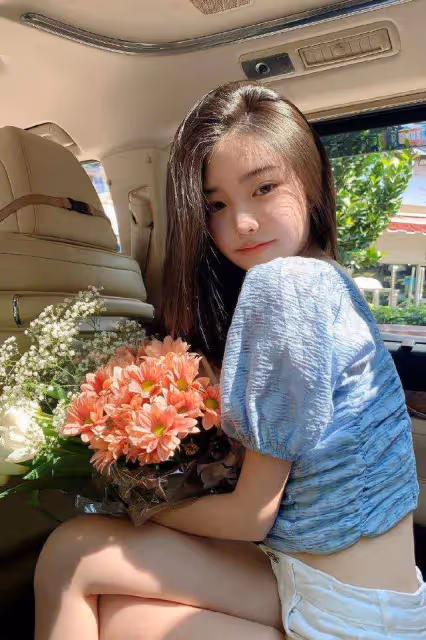 15歲穿搭博主意外走紅，時髦穿搭太撩人，混血臉五官精緻很甜美