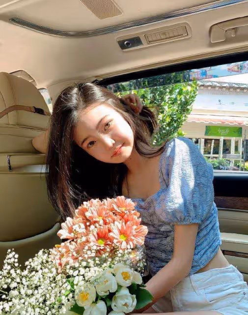 15歲穿搭博主意外走紅，時髦穿搭太撩人，混血臉五官精緻很甜美