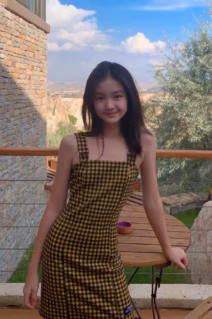 15歲穿搭博主意外走紅，時髦穿搭太撩人，混血臉五官精緻很甜美