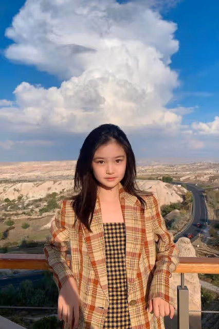 15歲穿搭博主意外走紅，時髦穿搭太撩人，混血臉五官精緻很甜美