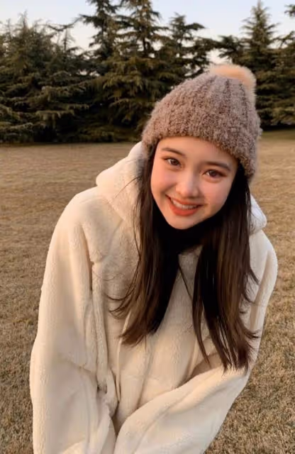 15歲穿搭博主意外走紅，時髦穿搭太撩人，混血臉五官精緻很甜美