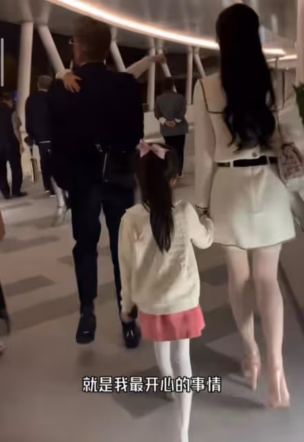方媛曬一家四口，郭富城抱著小女兒不撒手，大寶玩吊槓臂力超強
