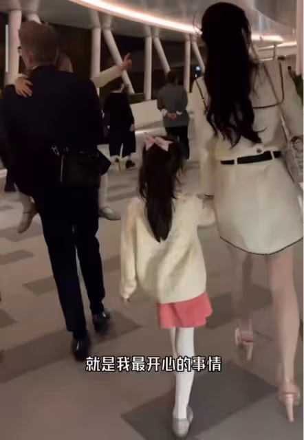 方媛曬一家四口，郭富城抱著小女兒不撒手，大寶玩吊槓臂力超強
