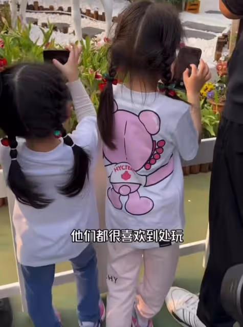 方媛曬一家四口，郭富城抱著小女兒不撒手，大寶玩吊槓臂力超強