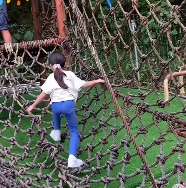 方媛曬一家四口，郭富城抱著小女兒不撒手，大寶玩吊槓臂力超強