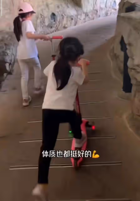 方媛曬一家四口，郭富城抱著小女兒不撒手，大寶玩吊槓臂力超強