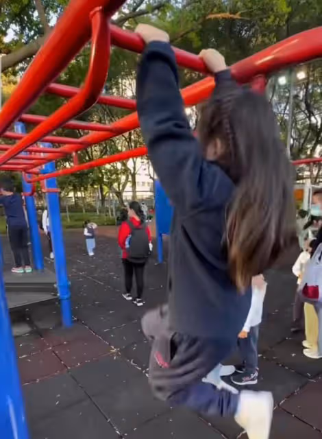 方媛曬一家四口，郭富城抱著小女兒不撒手，大寶玩吊槓臂力超強