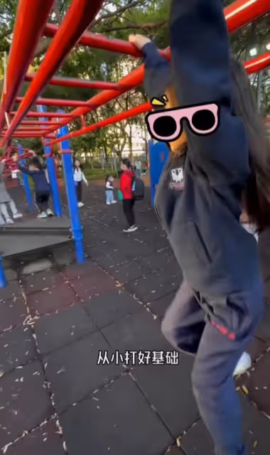 方媛曬一家四口，郭富城抱著小女兒不撒手，大寶玩吊槓臂力超強