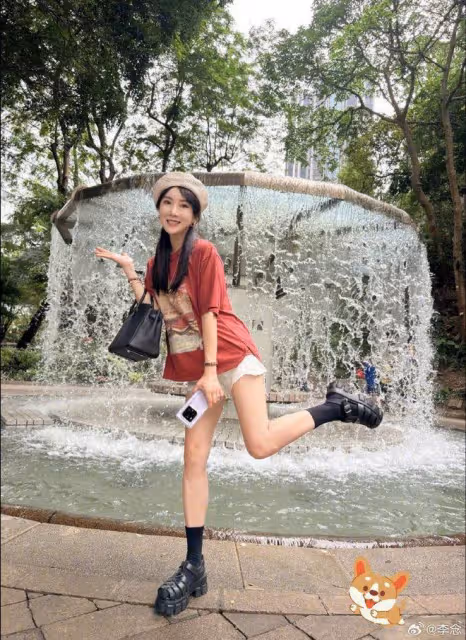 「闊太」李念近照曝光，扎雙馬尾打扮少女，身材纖瘦不像三娃辣媽