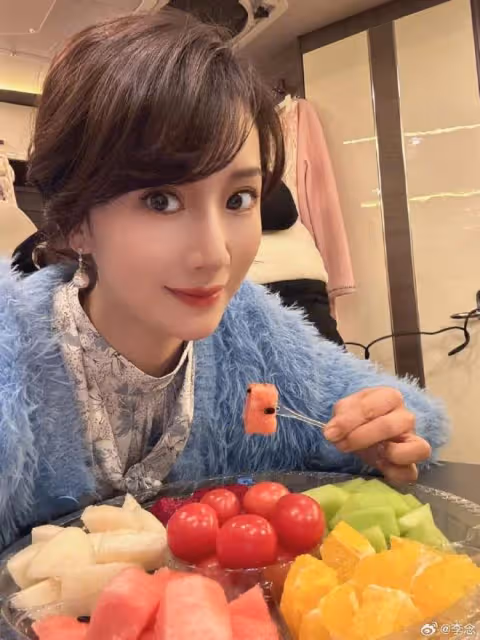 「闊太」李念近照曝光，扎雙馬尾打扮少女，身材纖瘦不像三娃辣媽