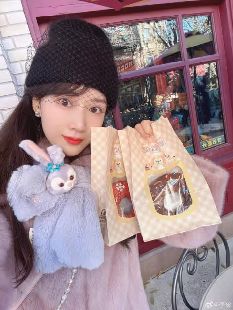 「闊太」李念近照曝光，扎雙馬尾打扮少女，身材纖瘦不像三娃辣媽