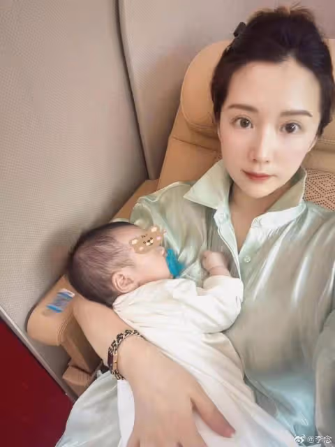 「闊太」李念近照曝光，扎雙馬尾打扮少女，身材纖瘦不像三娃辣媽