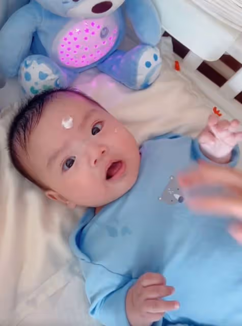 「闊太」李念近照曝光，扎雙馬尾打扮少女，身材纖瘦不像三娃辣媽