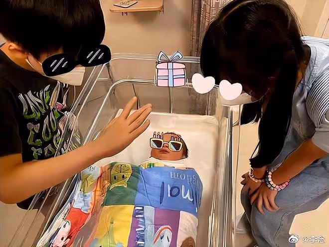 「闊太」李念近照曝光，扎雙馬尾打扮少女，身材纖瘦不像三娃辣媽