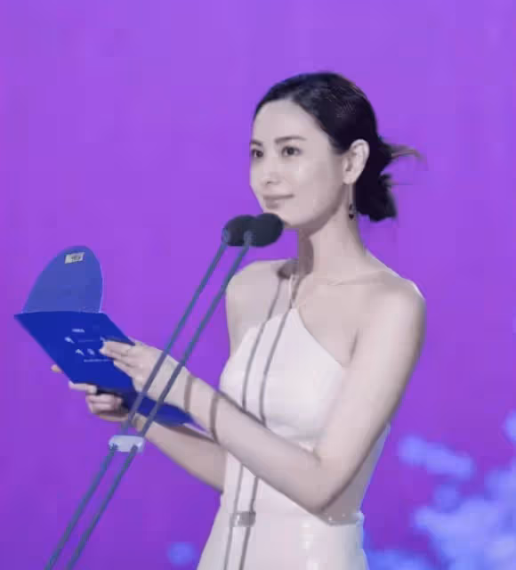 世界「第一美女」長啥樣？穿乳膠人魚裙，網友：仙女下凡
