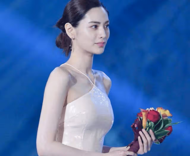 世界「第一美女」長啥樣？穿乳膠人魚裙，網友：仙女下凡