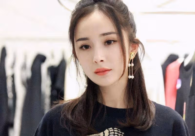 楊冪自曝上學無人敢表白，看到中學時期照片後，眾人忽然明白了