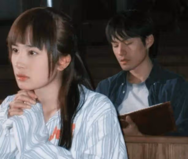 有種「意外」叫楊冪的19歲！素顏白到發光，看清身後男子網友炸鍋