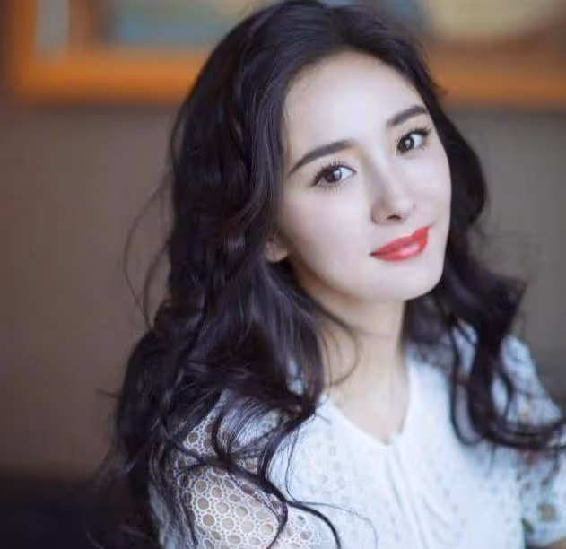 楊冪舊照曝光，看到她以前的照片，網友：有沒有整容一目了然