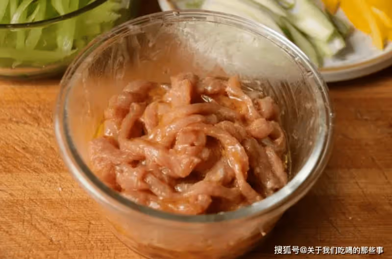 炒肉絲,要想不柴不腥,嫩滑如豆腐,大廚教你3招,很多人不知道