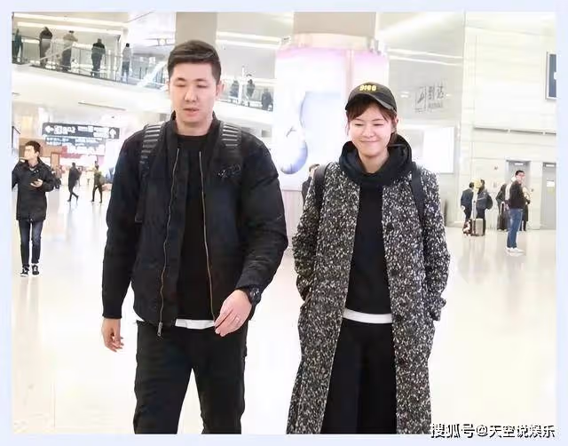 超模李艾重返T台,1.2米長腿被吐槽不如瞿穎,夫妻生活曾引爭議