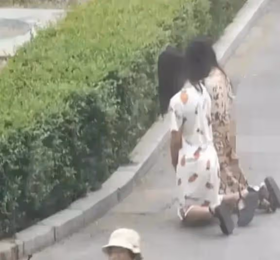 瀋陽街頭現「賭局懲罰」:兩女子跪地半小時僅因輸了牌?