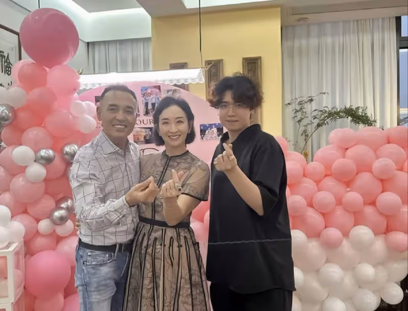 香港女星遠嫁內蒙古富商,慶祝結婚八周年,堅持丁克不生小孩