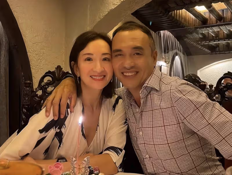 香港女星遠嫁內蒙古富商,慶祝結婚八周年,堅持丁克不生小孩