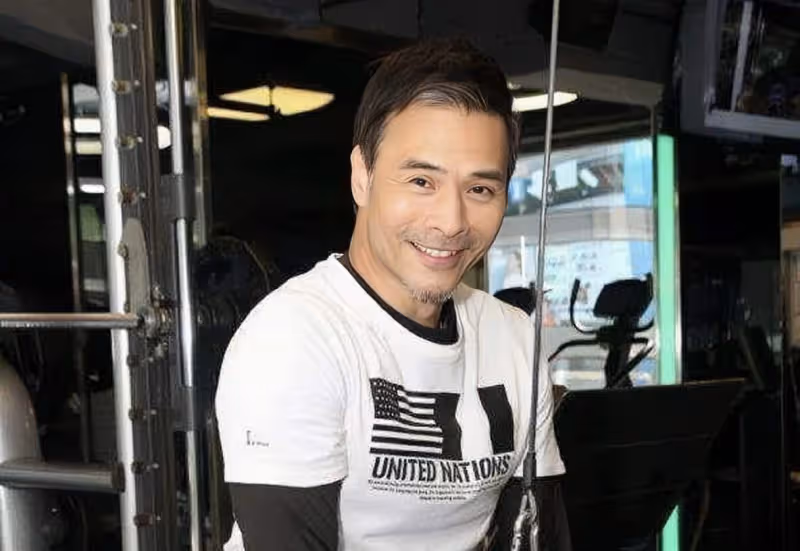 香港男星割膽手術後瘦10斤,至今未婚長住酒店,父母均已離世