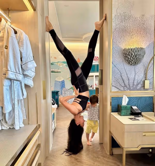 香港混血名模曬高難度瑜伽動作,幅度大險些走光,未婚先孕生兩子