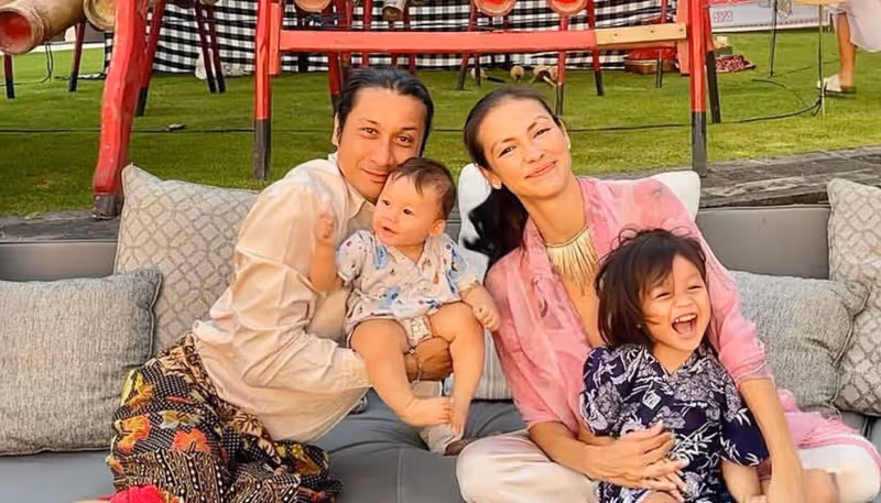 香港混血名模曬高難度瑜伽動作,幅度大險些走光,未婚先孕生兩子