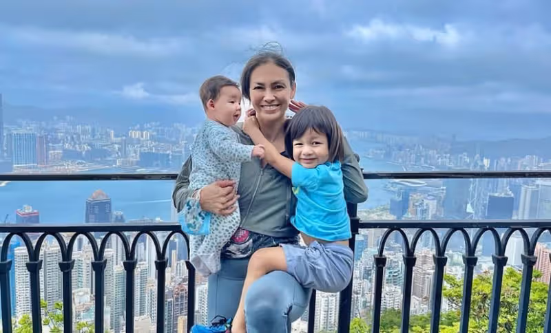 香港混血名模曬高難度瑜伽動作,幅度大險些走光,未婚先孕生兩子