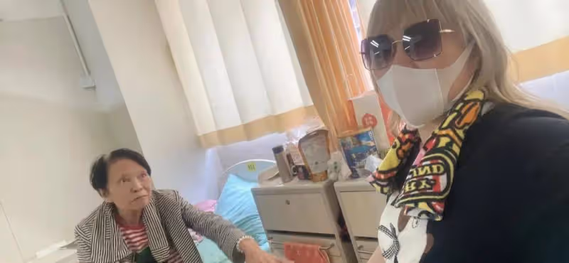 86歲TVB資深綠葉演員入住老人院,曾一度進入ICU,用退休金資助內地建學校