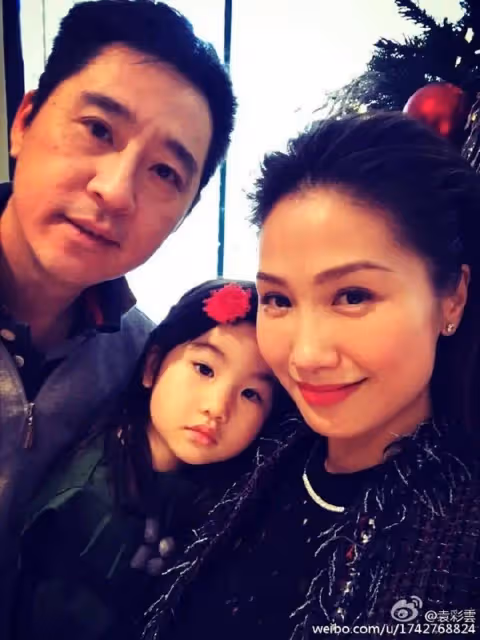 TVB前港姐季軍兩條項鍊一起戴,網友贊氣質佳,精通五種語言,老公身家過億