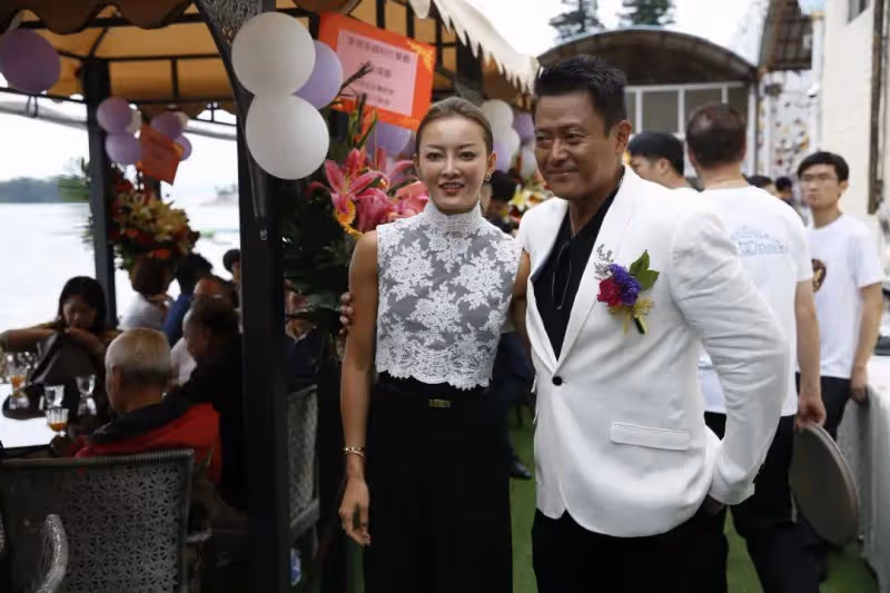 TVB前知名男星因老婆出軌離婚,如今因身體發福健身,衣服印著「我愛老婆」