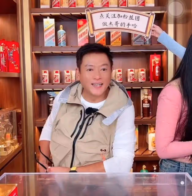 TVB前知名男星因老婆出軌離婚,如今因身體發福健身,衣服印著「我愛老婆」