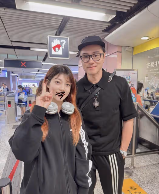 TVB前知名小生地鐵站被偶遇!娶富貴妻子,曾患罕見病險喪命