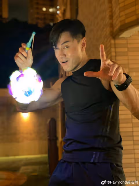 TVB前知名小生地鐵站被偶遇!娶富貴妻子,曾患罕見病險喪命