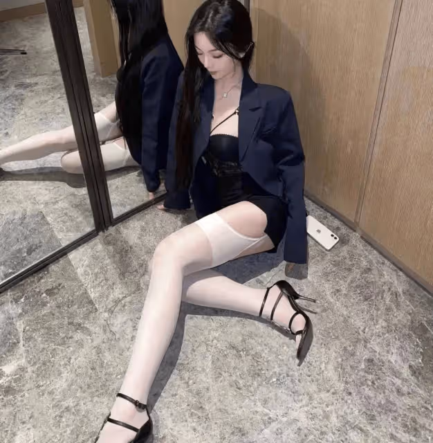 黑色西裝與淺色緊身褲:打造時尚與專業的完美結合