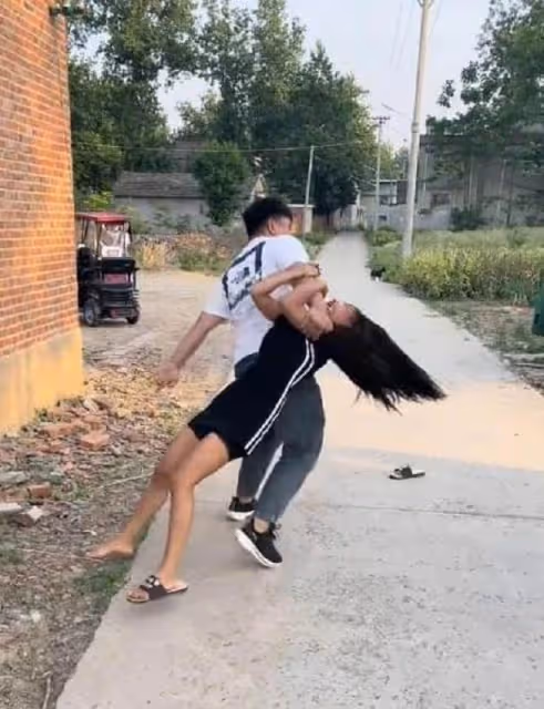 妻子精心打扮去見前男友,丈夫拳腳相加:我知道你們的關係不一般